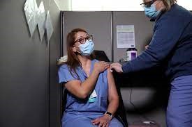 A nurse receives a Covid-19 vaccination - SpinSci